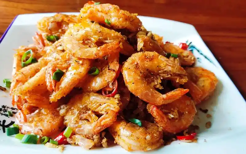 "椒盐大虾"怎么做才好吃?按照这个方法做,外酥里嫩鲜香可口