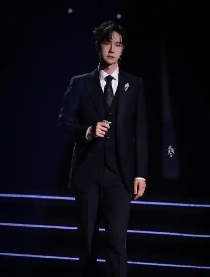 大湾区电影晚会举行,成龙刘德华唱金曲,王一博华晨宇假唱引争议|综艺