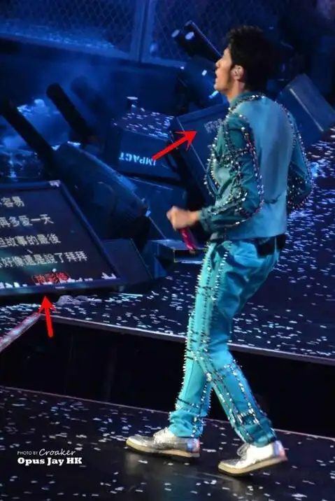 看来周杰伦真的老了,忘起词来十几个提词器都救不了