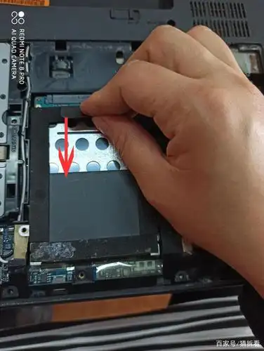 拆硬盘镙丝,平平拉出.