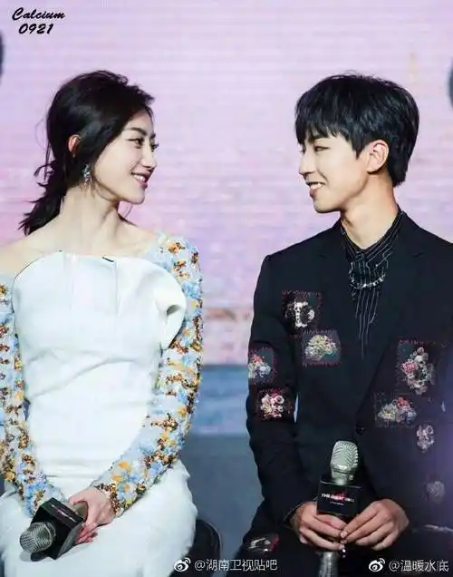 王俊凯# #王俊凯为爱而来# 露出英俊眉眼. 来自温暖水底 - 微博