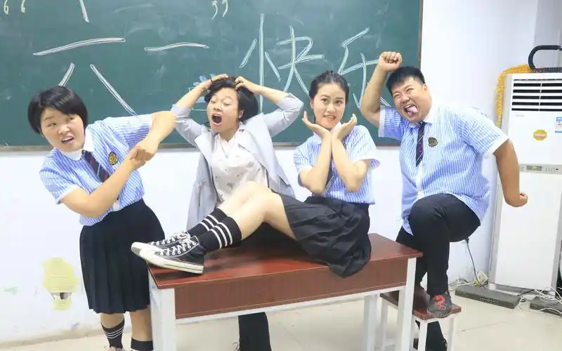 六一儿童节表演节目学生表演不同版本98k舞蹈老师跳的更逗