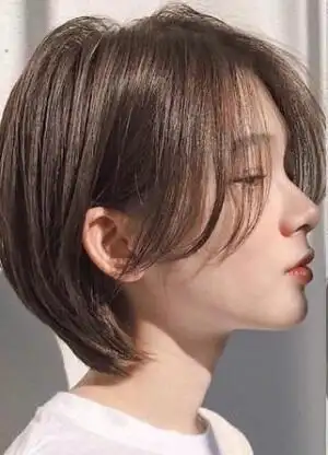 搭配中分的刘海,把头发撩到耳朵后面,露出精致的脸庞,好看又显气质,再