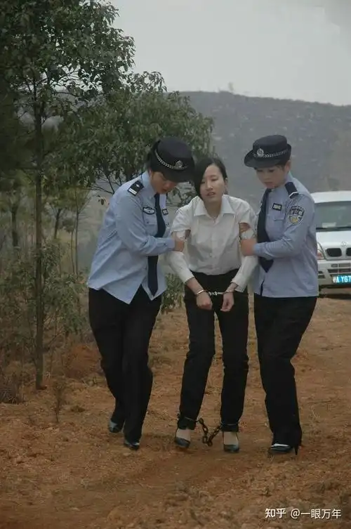 女警按囚犯要求买来临刑前的服装,毒贩死囚青竹接过来在身上比