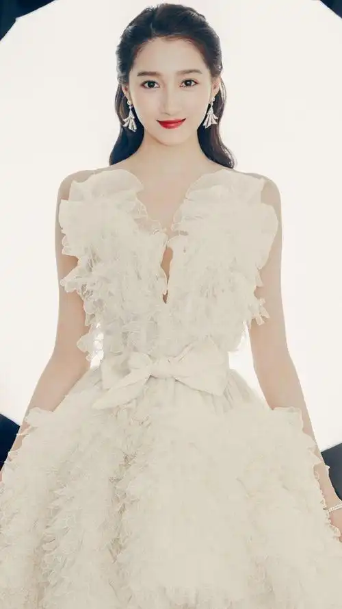 关晓彤首次穿"婚纱裙",当她转身那一刻,网友:我真的羡慕了