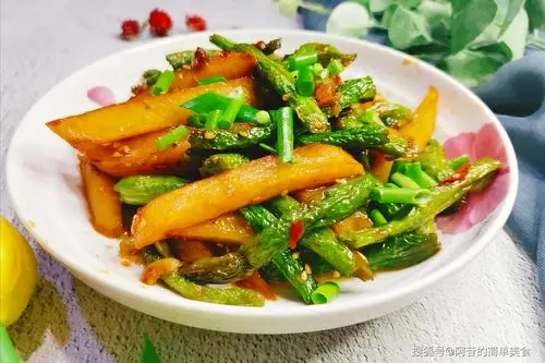 最下饭的素菜当数豆角土豆条,按照这个步骤做,绝对不翻车_美食