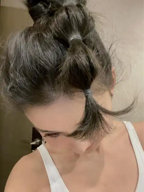 李小萌生二胎后健身照流出,穿白背心扎葫芦辫,娃娃脸微胖真减龄