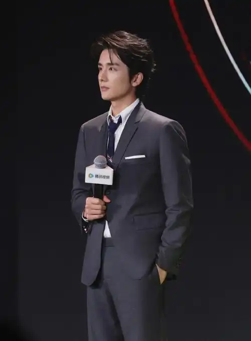 张新成精英人士具象化##张新成灰色西装##鹅剧派对