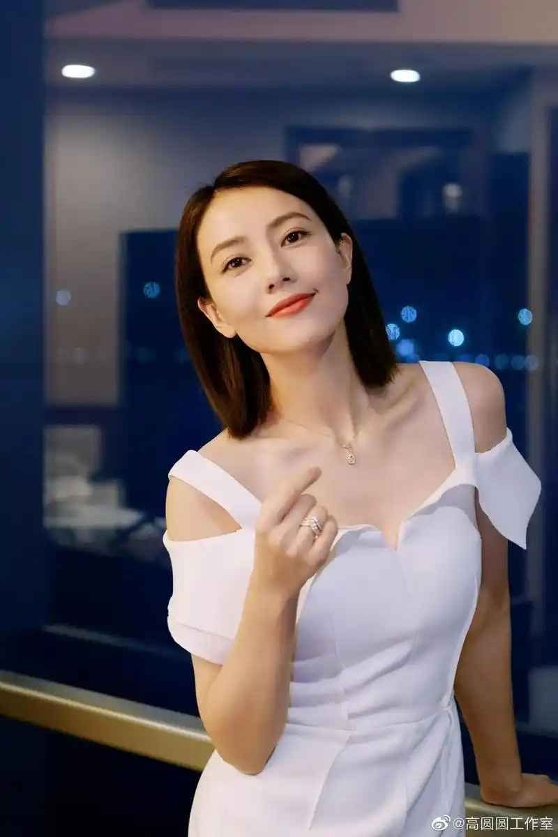 高圆圆白色连衣裙小露香肩妆容淡雅清爽又知性