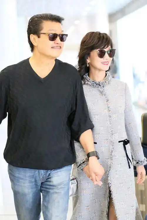 赵雅芝老公个人资料简介(赵雅芝携74岁老公走机场)