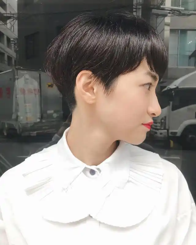 感觉露耳超短发如果是搭配刘海,整体发量可以稍加保留哦!