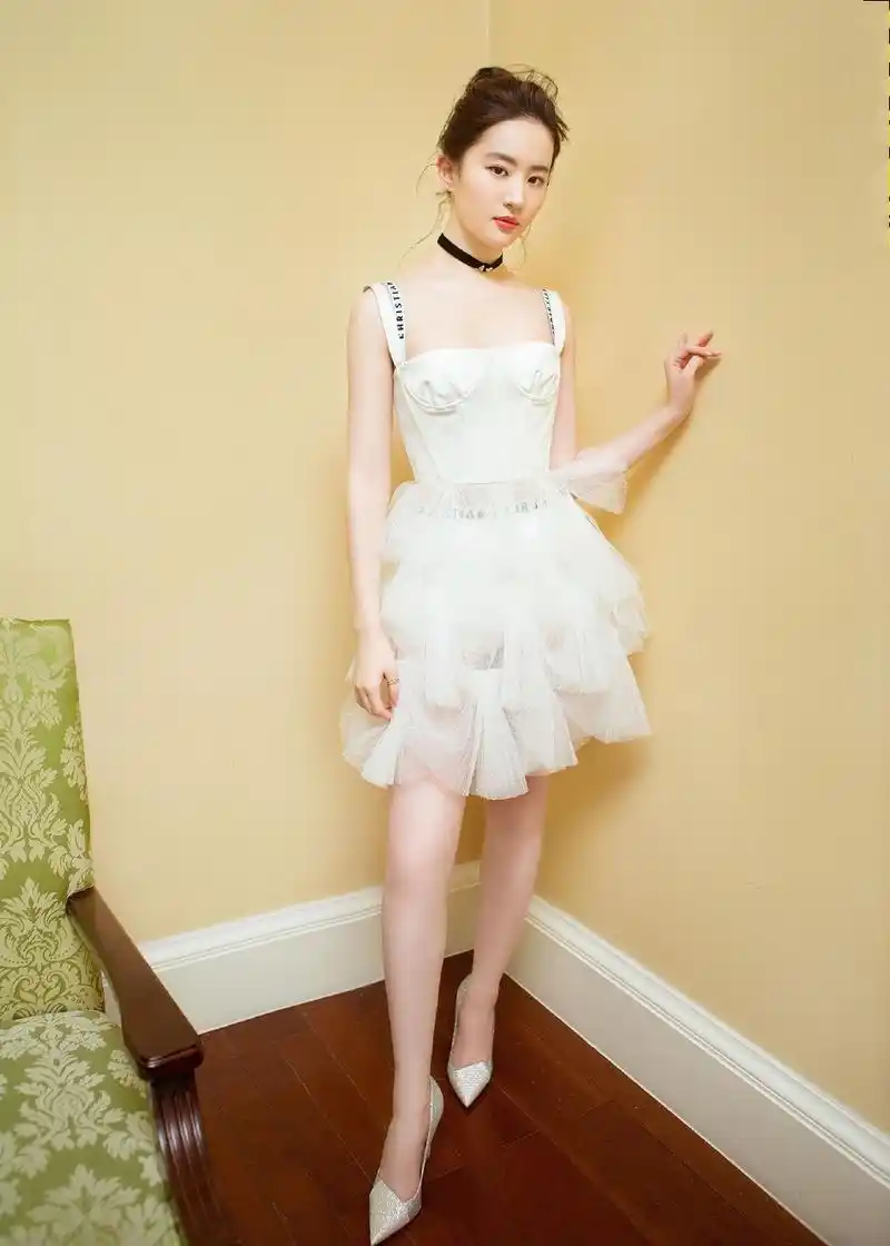 刘亦菲未修图活动照流出,圆脸变方脸,对比精修图差别真大!