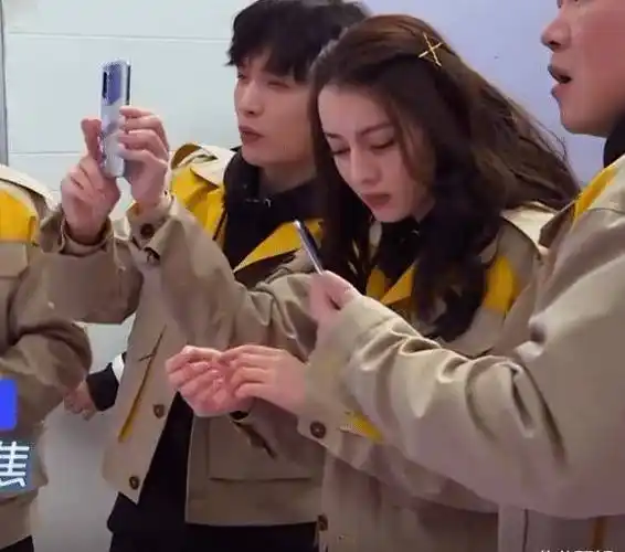 张艺兴想抢手机,却无意"握"住热巴的手,两人耳朵瞬间红了_cp_玩游戏