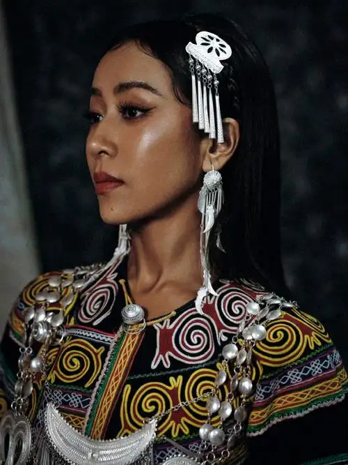 吉克隽逸穿嫁妆上节目#吉克隽逸身着彝族嫁妆,美出了新高度!