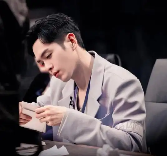 这一组浅蓝色西装外套真的好米欧米茄#明星  #张若昀  #头像  #分享