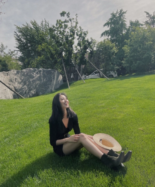 杨采钰依旧是露腿狂魔高腰短裙依旧穿得开心这腿是真羡慕