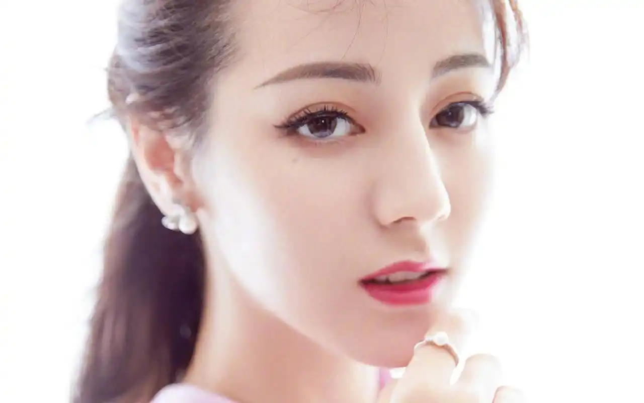 迪丽热巴粉嫩迷人写真桌面壁纸