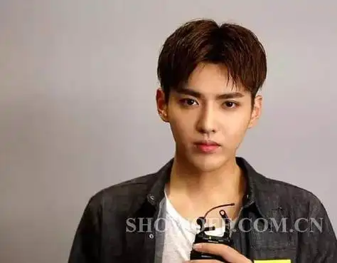 吴亦凡中分发型图片