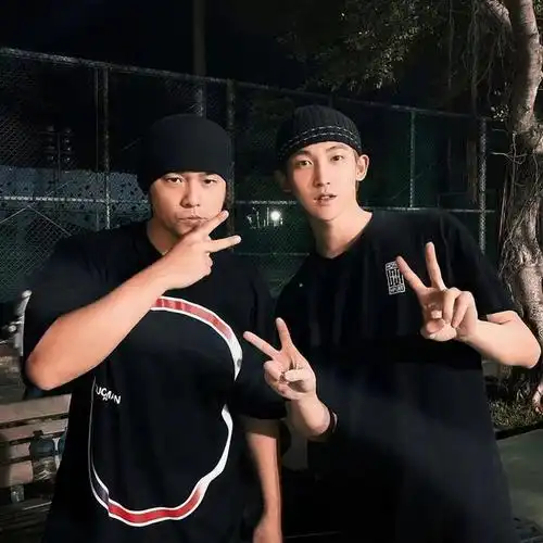 周杰伦穿休闲卫衣亮相篮球场 合照比剪刀手表情酷帅