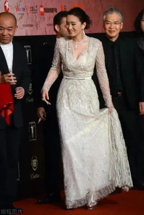 巩俐的温柔风穿搭:白色蕾丝裙凸显曲线之美