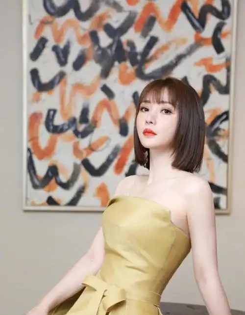 柳岩终于换发型,波波头短发配空气刘海美成少女,看着像18岁