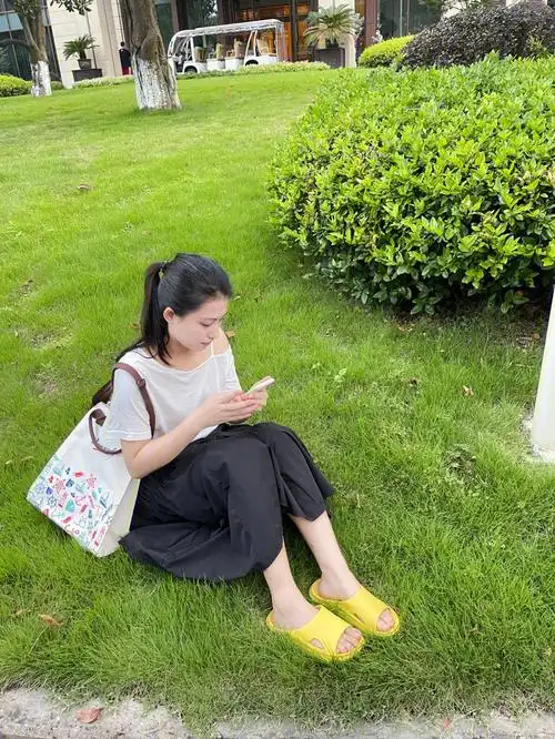 穿拖鞋出去玩03