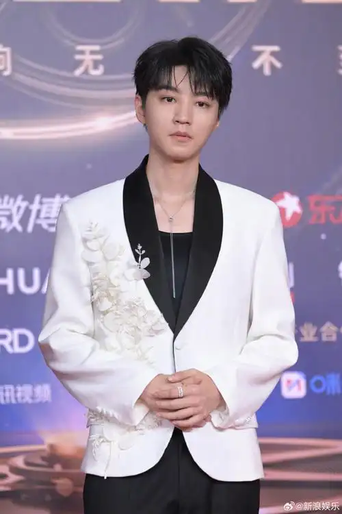 王俊凯 白色西装小王子