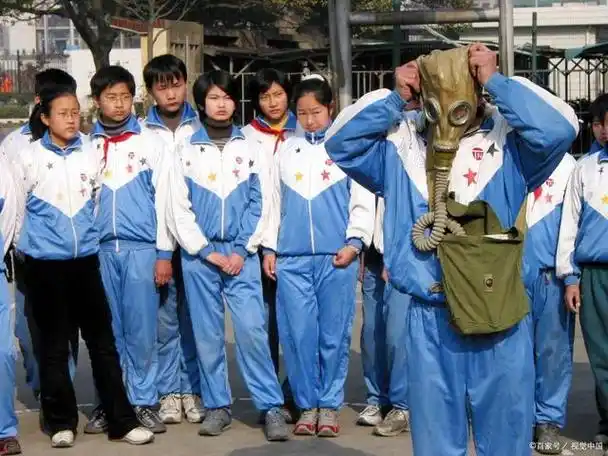 在改革开放之前,中国的学生校服款式单一,颜色单调,以蓝,灰,黑为主.