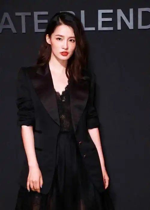 李沁的上身好精巧直接把西装当成裙子穿拼接缎面看着挺高级