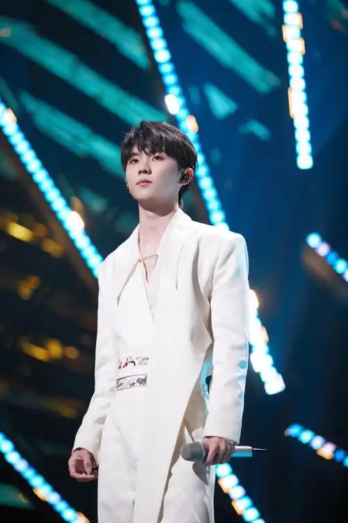 出一公舞台剧照,一席白色国风西装的马嘉祺宛若诗画里走出的翩翩公子