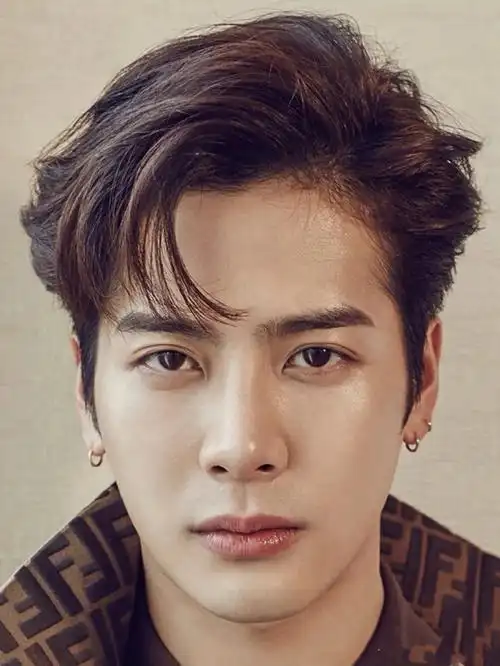 王嘉尔同款发型男士发型三七开烫发