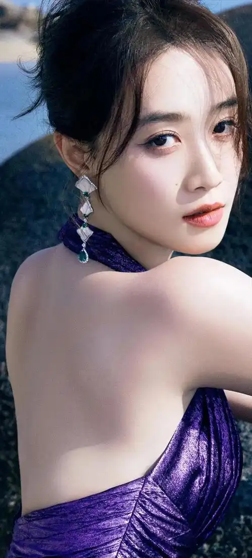 在这组美女系列壁纸中,我们将为您呈现蓝盈莹