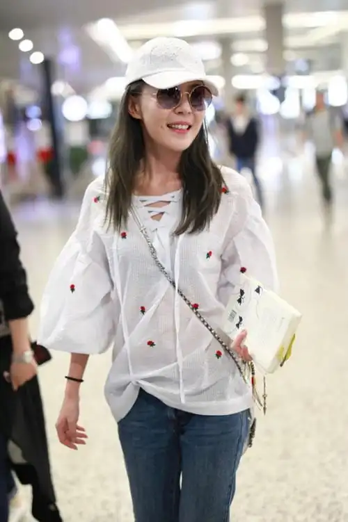 美嘉李金铭长得真甜奔4的年纪还能穿衬衫扮嫩像大学生