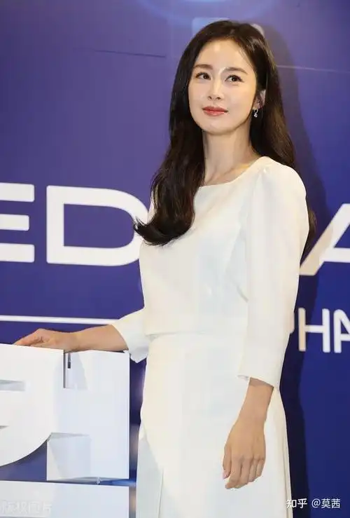 "金泰熙"白色连衣裙 白色高跟鞋:时尚感满满!