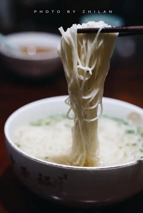 白汤面# 据前方伙伴探店报告拌面非常咸 所以和店主商量着换了白汤面