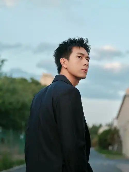 李现一张帅照一个喂