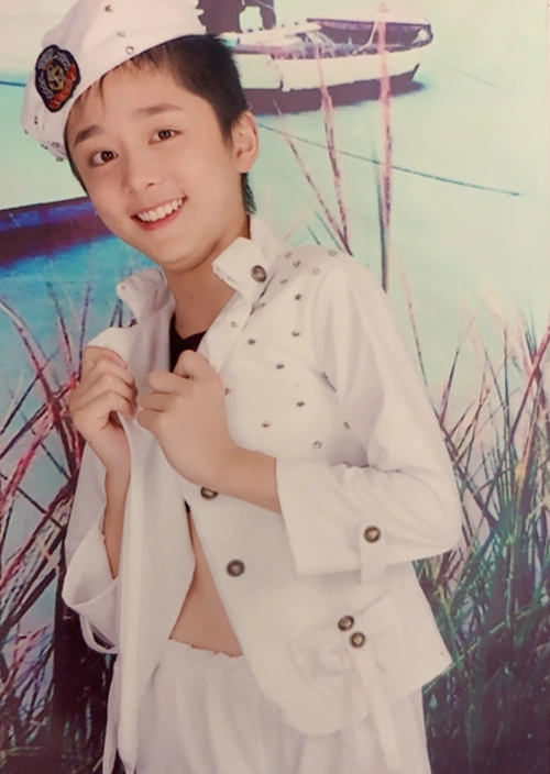 但是小时候的张新简直是跟现在的谭松韵神似