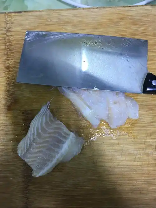 给宝宝吃鱼,一定要很仔细地将鱼刺挑出来,龙利鱼的鱼刺还算是比较少的