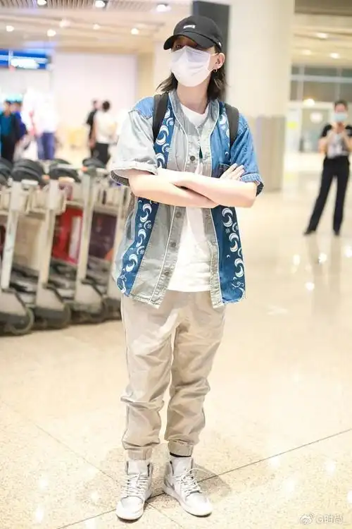 除此之外,李斯丹妮的穿搭也是颇为有范的呢,很有男友力的穿搭其实是