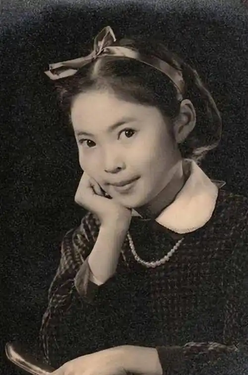 原创萧芳芳2岁患耳疾6岁拍戏一部电影获5个影后因慈善下跪那英