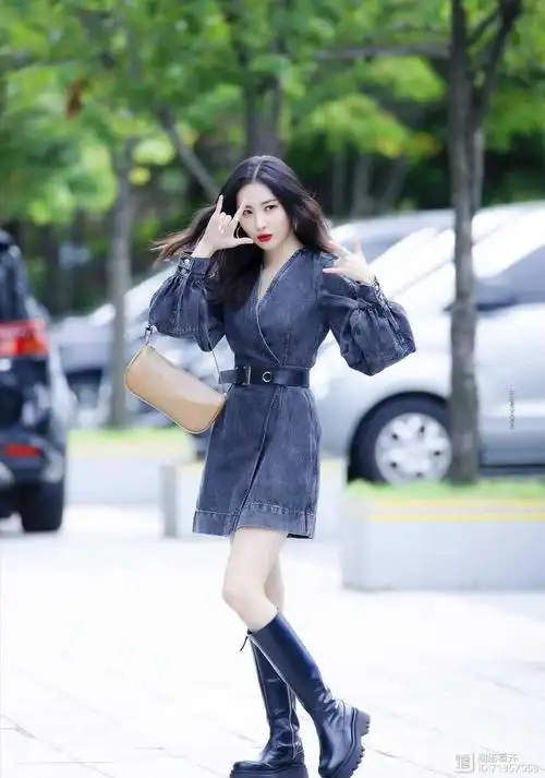 关晓彤靠一双过膝长筒靴凹造型,穿西装配短裤,这一身真有明星味