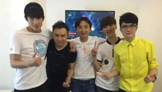 因为玩游戏,朱桢还结识了陈赫,王思聪,林更新等等,算起来他能认识半个