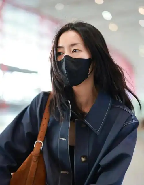 超模刘雯的机场街拍,这也太美了,又美又飒!