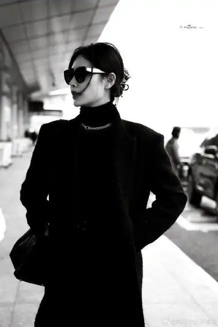 许佳琪最新机场饭拍 全黑造型气场拉满,高级感拿捏了……|许佳琪_新浪
