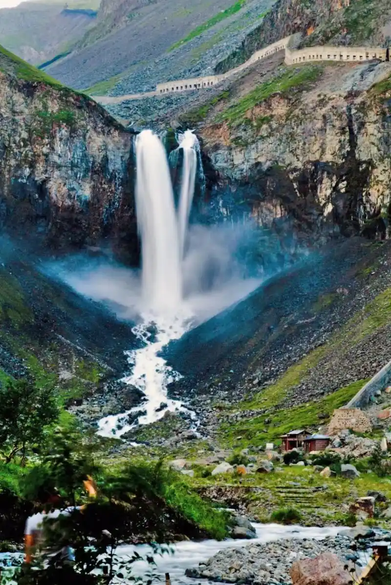 长白山,位于吉林省东南部,是欧亚大陆东缘最高山系,主峰白云峰海拔