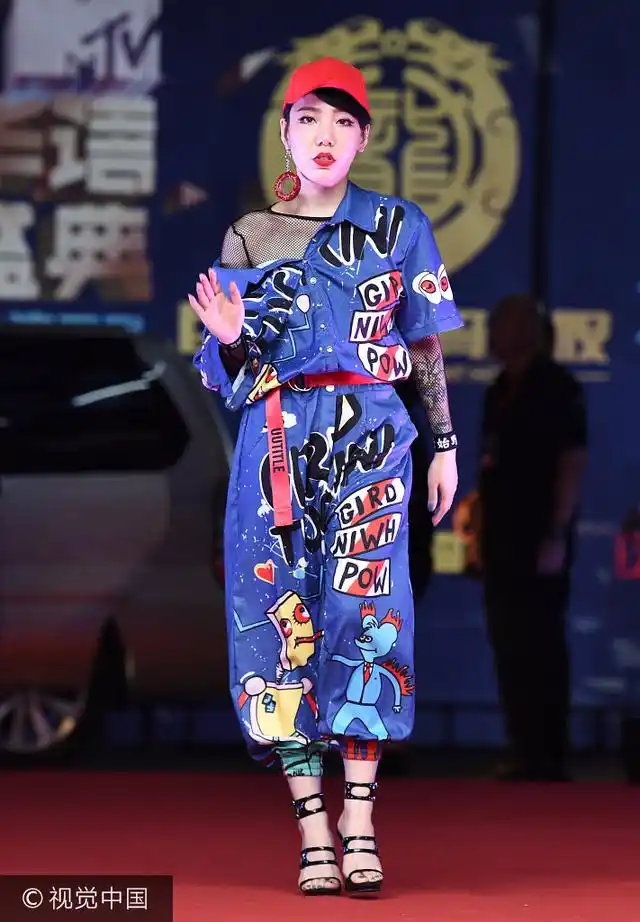 吴莫愁卡通印花连体衣透视网纱衣尽显嘻哈范儿