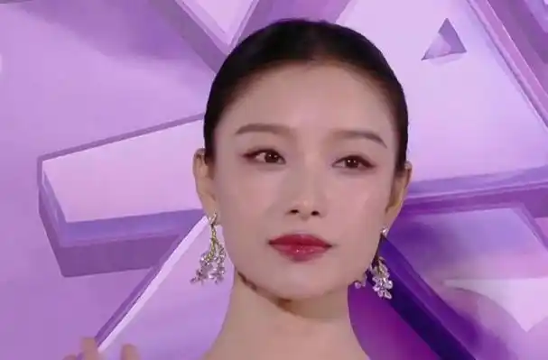 倪妮和文咏珊作为《消失的她》的代表一起踏上红毯.