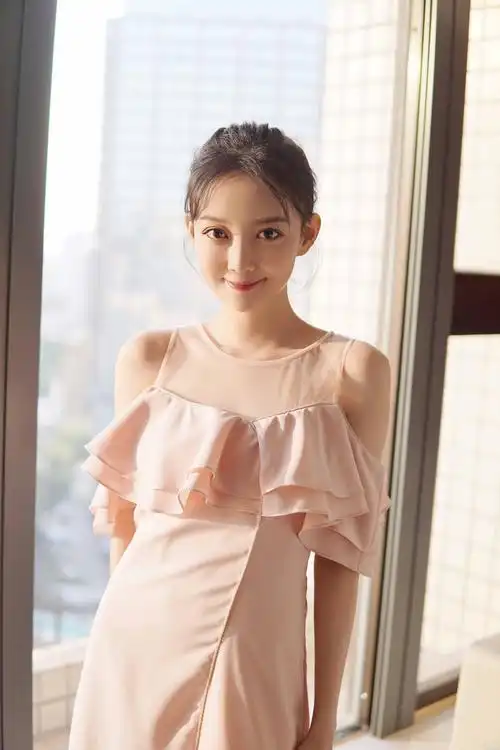 汪小敏九月时尚大片上线 可甜可盐魅力流露