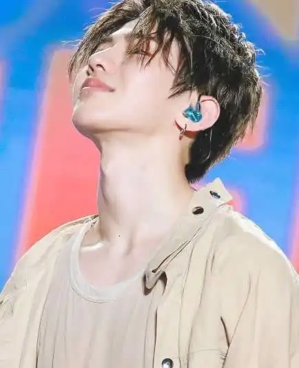 有一种"喉结"叫做蔡徐坤的喉结,看到侧颜后,网友:真男人!