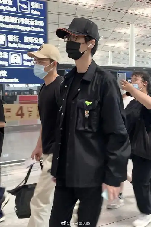 2021年8月26日,北京,许嵩现身机场.